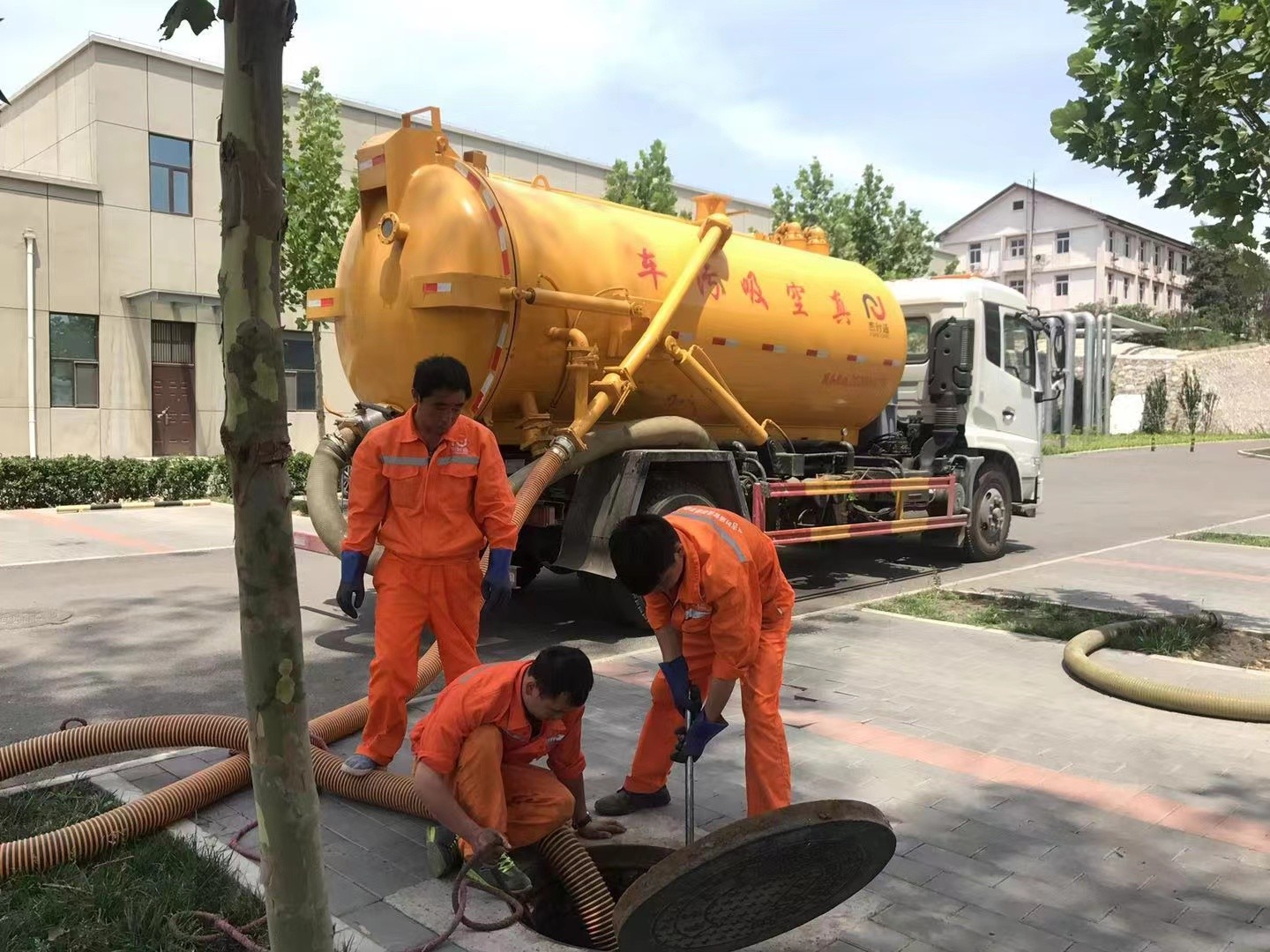 天峻管道疏通车停在窨井附近