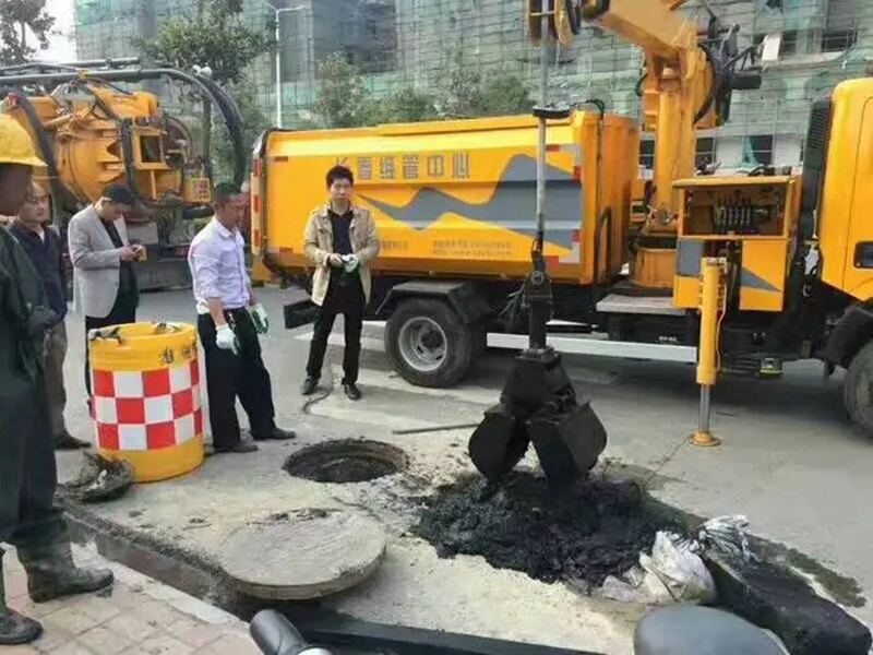 天峻街道：网格员化身“清道夫”，为民解忧疏通“堵心”化粪池