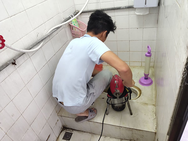 天峻肥皂掉到马桶里把马桶堵住了怎么办？马桶堵住了怎么办