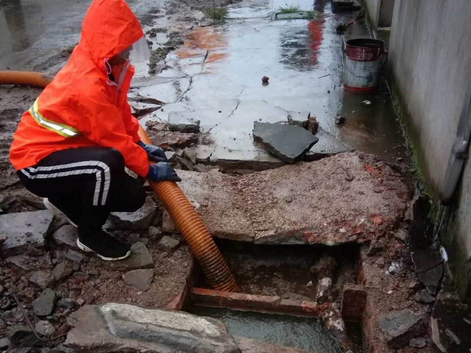 天峻专业清理污水池 炜誉市政以规范流程守护城市 “肠道”