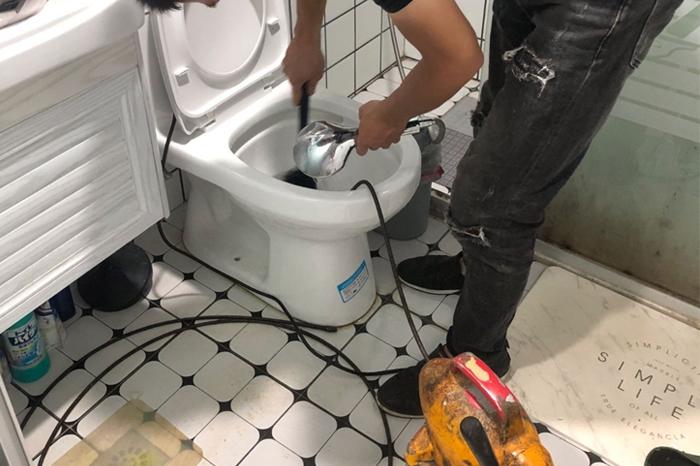 天峻马桶堵塞自己疏通还是找师傅？专业上门服务让你省时更省心