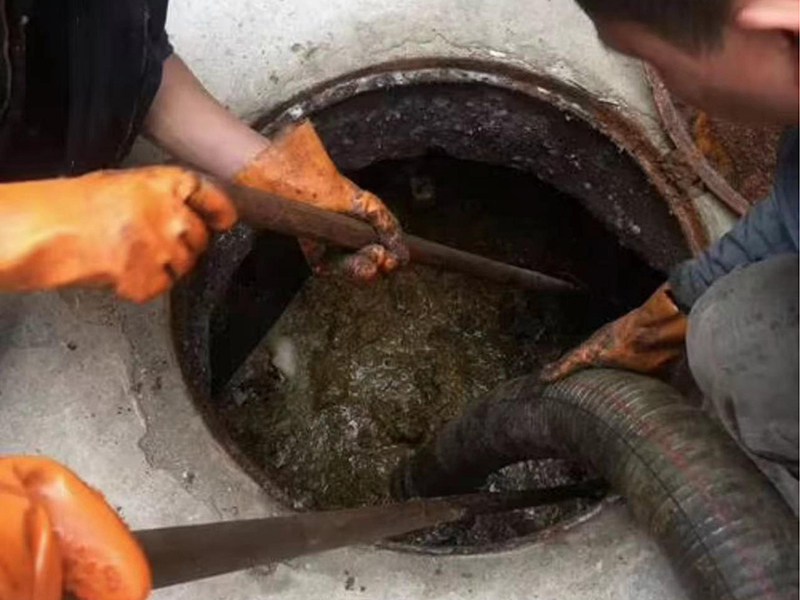 天峻清理化粪池时如何避免沼气的危害？